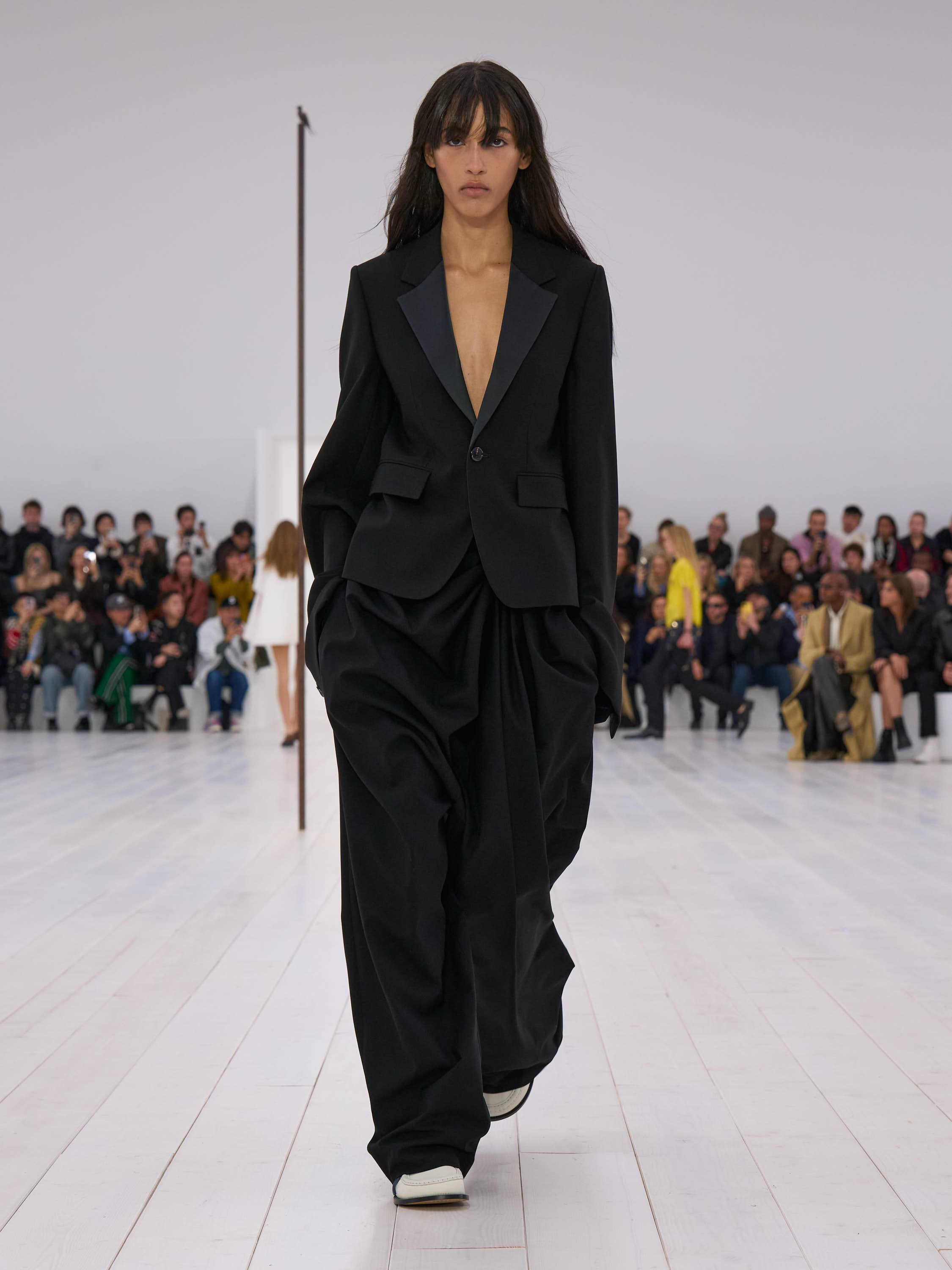 2025年春夏ウィメンズ ファッションショーコレクション | LOEWE